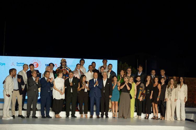 hazir-giyim-sektorunde-en-cok-ihracat-yapan-firmalar-odullerini-aldi